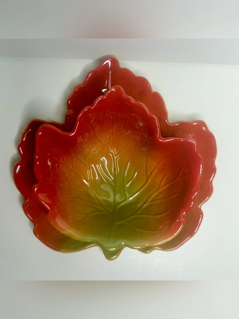 Heritage Collection Leaf-Form Ceramic Serving Set in Red and Green 2 pcs